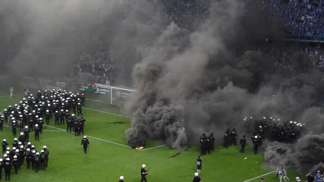 Lech - Legia ZADYMA NA MECZU. Dantejskie sceny. Pseudokibice wdarli się na murawę. Interweniowała policja [WIDEO, ZDJĘCIA]