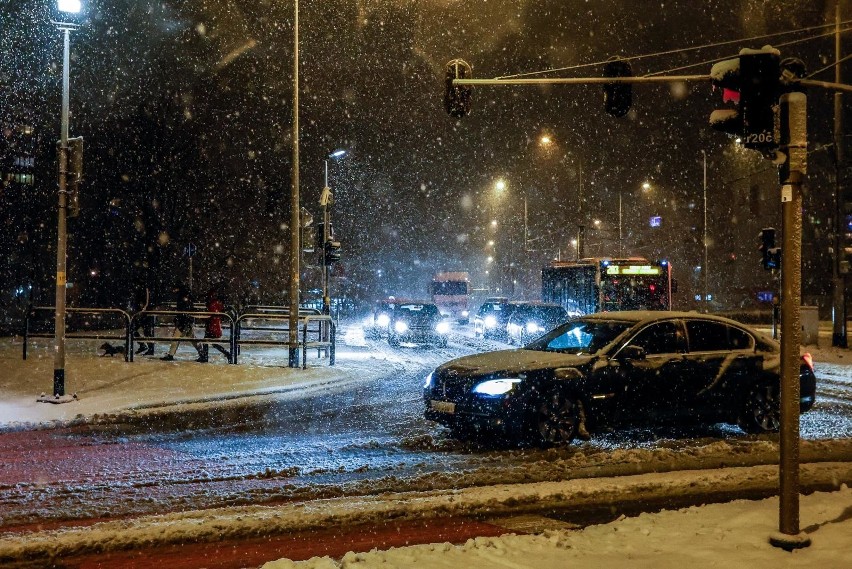 Burza śnieżna nad Bałtykiem i na wybrzeżu. Synoptycy biją na alarm! "Niezwykle rzadkie i groźne zjawisko"