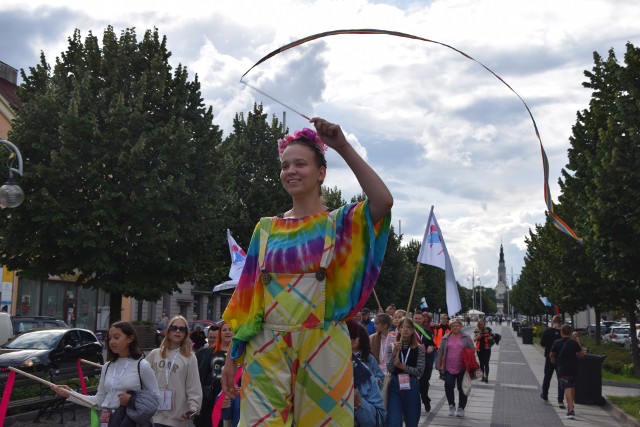 Zobacz kolejne zdjęcia. Przesuwaj zdjęcia w prawo - naciśnij strzałkę lub przycisk NASTĘPNE