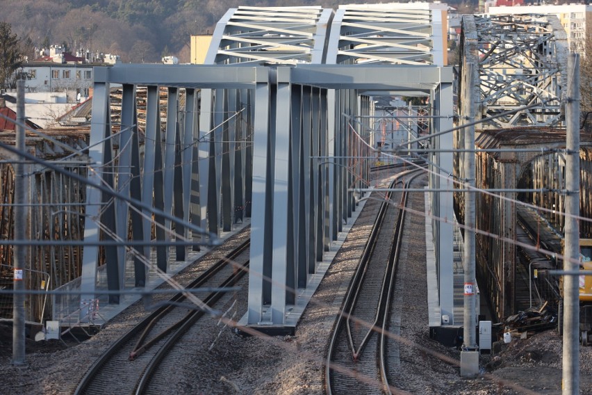 Zakończyła się budowa mostu kolejowego w Przemyślu. Pociągi jeżdżą już po dwóch nowych nitkach [ZDJĘCIA]