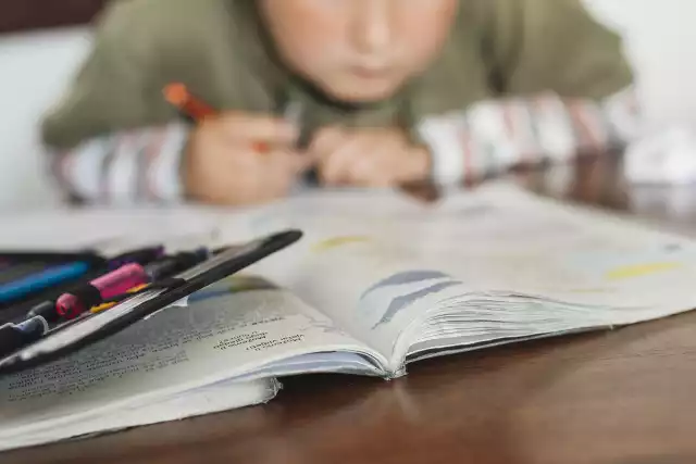 Czy ocenianie pracy domowej jest zgodne z prawem? To mówią przepisy.