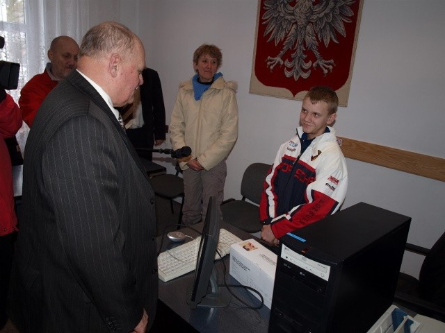 Patrykowi komputer i drukarkę przekazał wicewojewoda Jan Świrepo, w głębi Katarzyna Czarniak