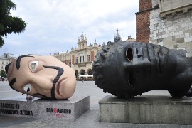 Kraków. Rzeźba na Rynku Głównym to nie dzieło sztuki, a reklama [ZDJĘCIA] |  Polska Times