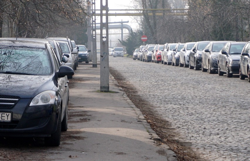 Piesi bez chodników, kierowcy z mandatami. A końca problemu nie widać