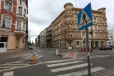 Mieszkańcy Nadodrza we Wrocławiu stoją w korkach i jeżdżą przez podwórka. "Łokietka powinna być otwarta w obu kierunkach!"