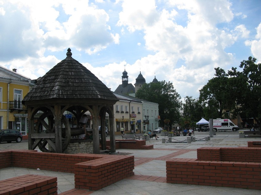 Chełm, rynek. Czerwone murki na pierwszym planie to obrys...