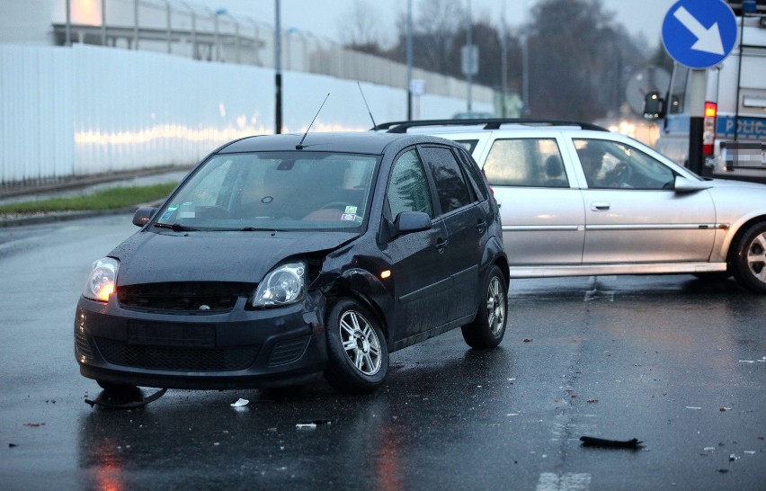 Wypadek na Kolumny. Ford zderzył się z fiatem [zdjęcia]