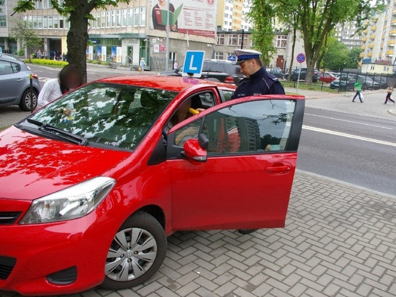 Policjanci skontrolowali pojazdy do nauki jazdy.