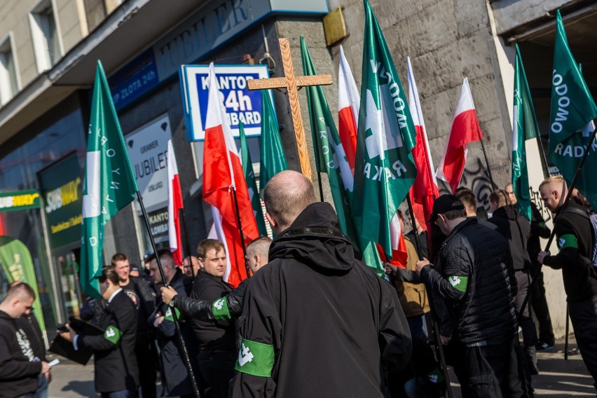 Marsz ONR w Warszawie [ZDJĘCIA] Narodowcy świętowali, Obywatele RP chcieli zablokować pochód