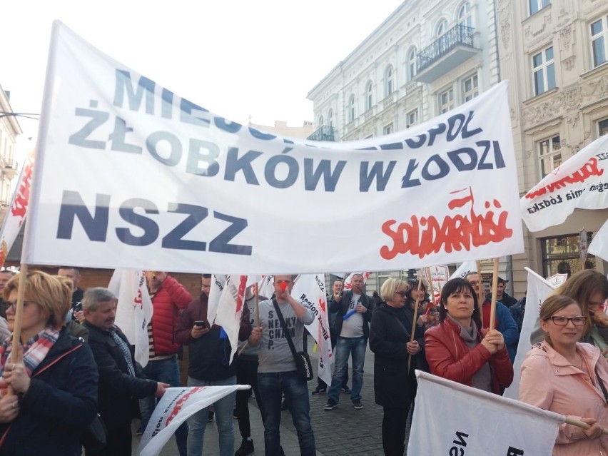 Setki działaczy Solidarności protestowały przed Urzędem Wojewódzkim w Łodzi. Takie akcje zorganizowano dziś w każdym województwie