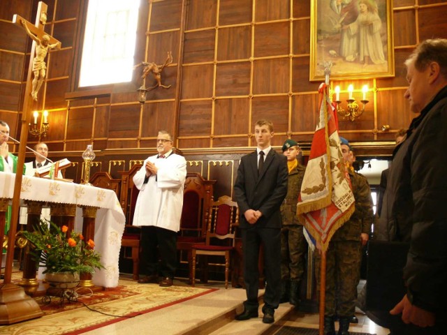 Msza święta w intencji Sybiraków, z prawej Zbigniew Paszkiewicz.