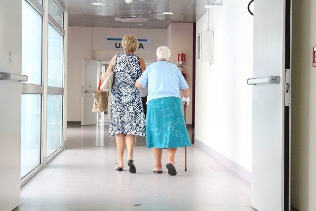 Lekarze alarmują! Rodziny „podrzucają” starsze osoby do szpitali, bo nie chcą się nimi opiekować