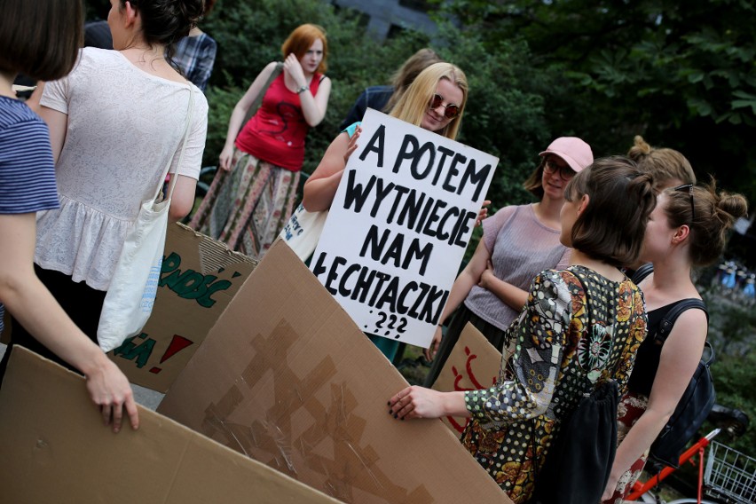 Kraków. Protest przed Collegium Novum Uniwersytetu Jagiellońskiego. Studenci domagają się „niepodległej nauki” [ZDJĘCIA]