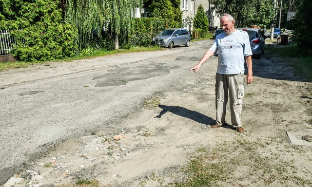 Maciej Sergot z niecierpliwością czeka na równanie ulicy przed jego domem. Jego interwencje w ZDMiKP na razie nie przyniosły efektu, ale pojawiło się światełko w tunelu.
