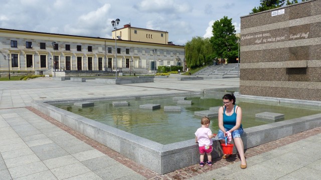  Plac Staffa przy Miejskim Centrum Kultury zbudowano za kilka milionów. Regulamin ogranicza możliwości korzystania z niego.