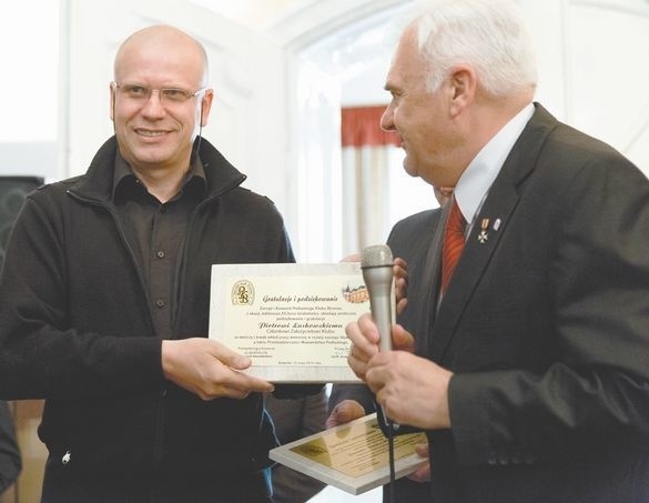 Piotr Laskowski (z lewej), jako członek-założyciel Podlaskiego Klubu Biznesu, otrzymał wczoraj gratulacje i podziękowania za wkład pracy wniesiony w rozwój stowarzyszenia i przedsiębiorczości w województwie podlaskim.