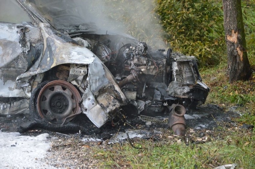 Groźny wypadek pod Skierniewicami. Auto stanęło w płomieniach. Ranny 5-letni chłopiec i jego ojciec ZDJĘCIA