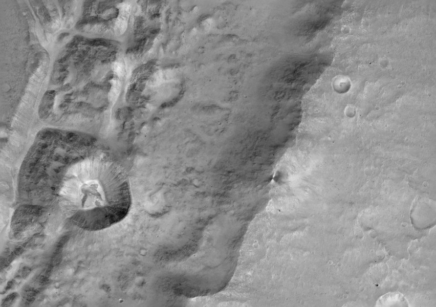 Obraz przedstawia bezimienny krater o średnicy 1,4 km,...
