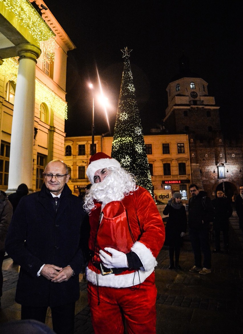 Pod lubelskim ratuszem rozbłysła świąteczna choinka (ZDJĘCIA, WIDEO)