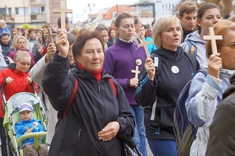 Pielgrzymka  z krzyżami do Świętej Wody (zdjęcia, wideo)