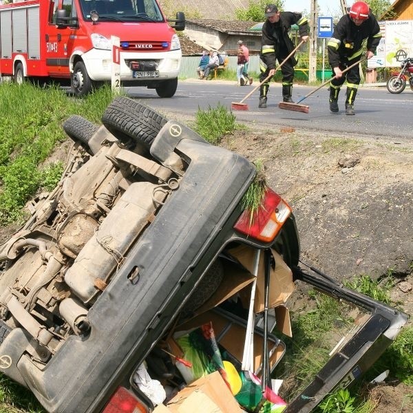 Kierowca poloneza nie zdołał wyhamować przed traktorem i musiał uciekać do rowu. Na szczęście zarówno jemy jak i pasażerom osobowego auta nic się nie stało.