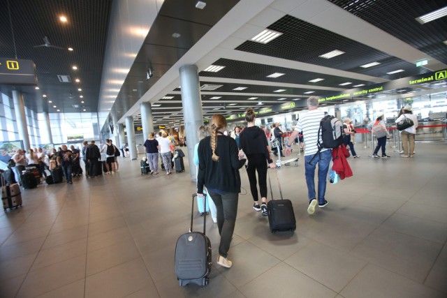 Do samolotów startujących w lipcu i sierpniu z polskich lotnisk wsiadło ponad dwa i pół miliona osób. 70 procent rejsów odbyło się na czas.