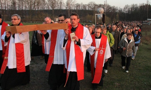 Procesje Drogi Krzyżowej odbywają się na Kalwarii Rokitniańskiej już od dziesięciu lat. Jutrzejsza poprowadzi wicekustosz diecezjalnego sanktuarium ks. dr Józef Tomiak (w środku na pierwszym planie).