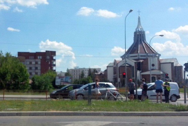 Wypadek rowerzysty na ul. Piastowskiej. Potrącenie na ścieżce rowerowej