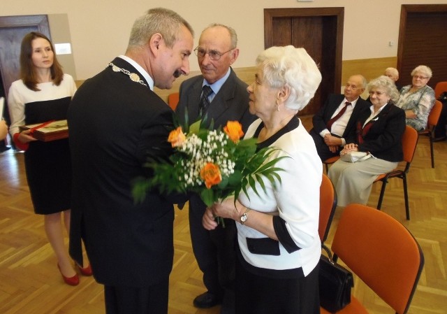 Karolina i Wincety Rosołowie odbierają gratulacje od burmistrza.