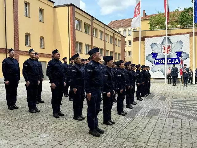 Ślubowanie nowych policjantów na dziedzińcu Komendy Wojewódzkiej Policji w Szczecinie