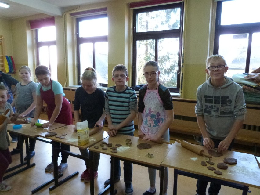 Uczniowie z podstawówki w Dańcu robili pierniki. W niedzielę poznamy efekty ich pracy [zdjęcia]