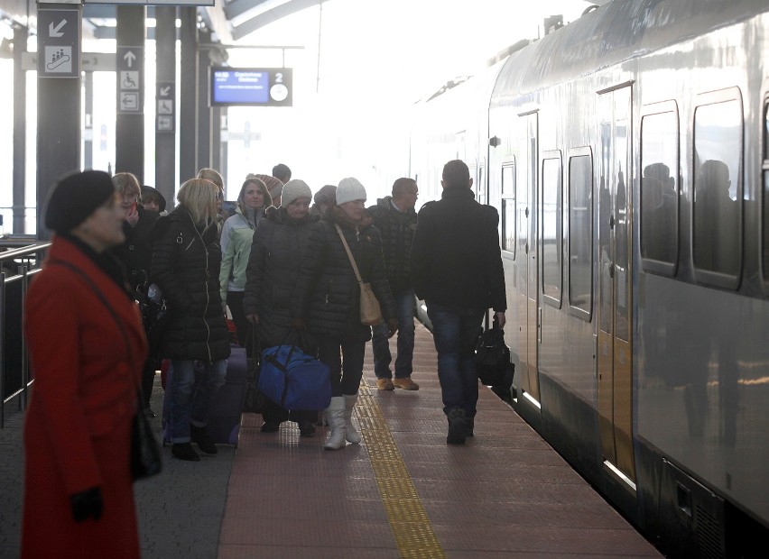 Pociąg potrącił 23-latka przy stacji Katowice-Brynów. Rannego przetransportowano w wagonie