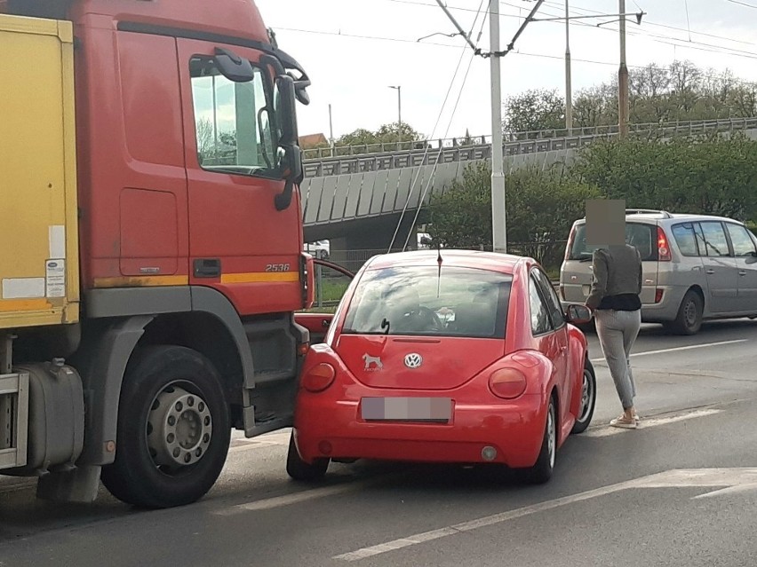Wypadek ciężarówki i osobówki na pl. Społecznym we Wrocławiu (ZDJĘCIA)