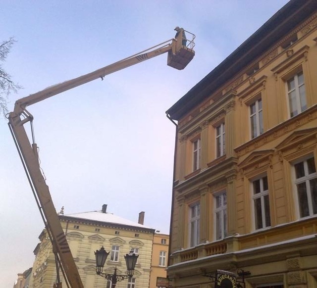 Załoga jednego z podnośników czyści dach kamienicy przy ulicy Bohaterów Warszawy w Szczecinku.