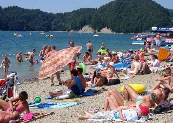 Kamienista plaża w Solinie od strony góry Jawor. Dzień w dzień tłumy turystów spragnionych kąpieli słonecznych i w wodzie.