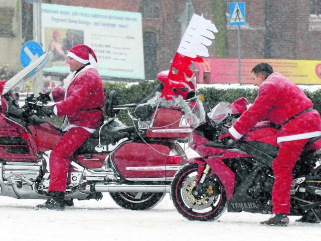 W tym roku w mikołajki śniegu raczej nie będzie, ale - jak widać na załączonym obrazku - nawet biały puch nie jest straszny pomocnikom świętego. W niedzielę zapraszają do zabawy przed ratusz.