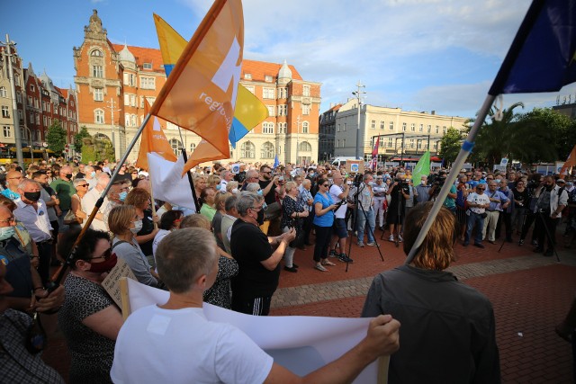 Protest KOD na Rynku w Katowicach: Wolne media. Wolni ludzie. Wolna Polska! Zobacz kolejne zdjęcia. Przesuwaj zdjęcia w prawo - naciśnij strzałkę lub przycisk NASTĘPNE