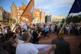 Protest w Katowicach w obronie mediów. "Wolne media. Wolni ludzie. Wolna Polska!" Kilkaset osób na Rynku