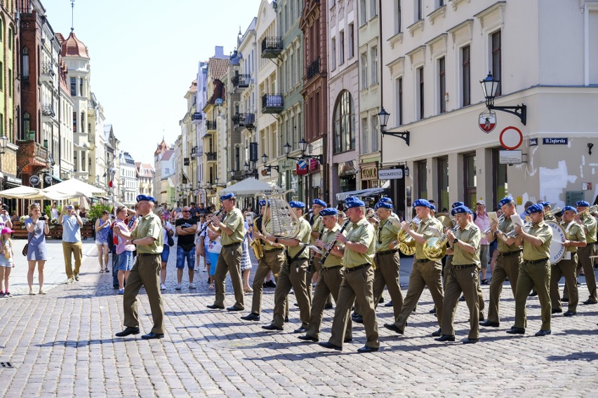 Toruńscy policjanci świętowali podczas mszy w katedrze...