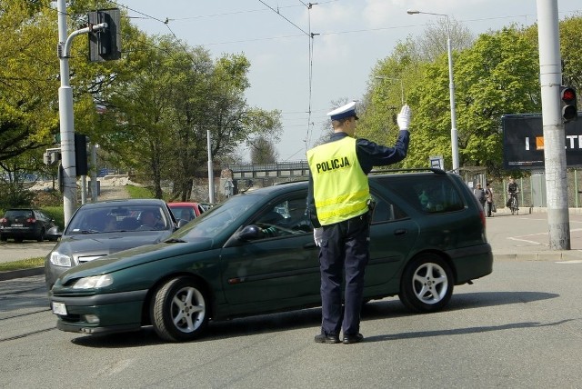 Policja kieruje ruchem przy cmentarzu Osobowickim