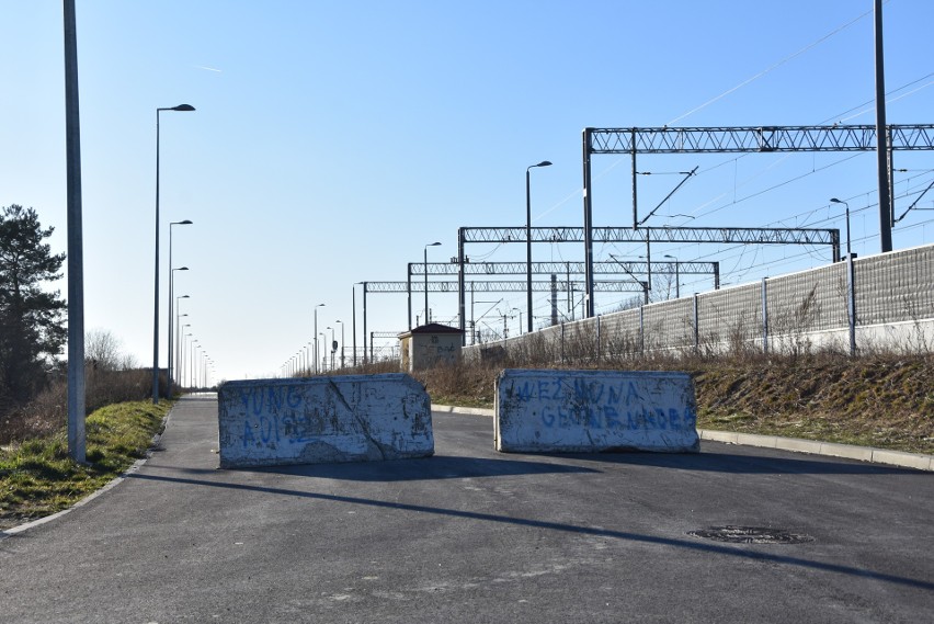 Wjazd na ulicę Bartla zarówno od strony ul. Krakowskiej, jak...