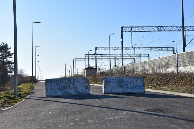 Wjazd na ulicę Bartla zarówno od strony ul. Krakowskiej, jak i Warsztatowej blokują ciężkie betonowe zapory