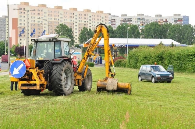 We wtorek i środę pracownicy jednej z prywatnych firm kosili trawniki przy alei Jana Pawła II.