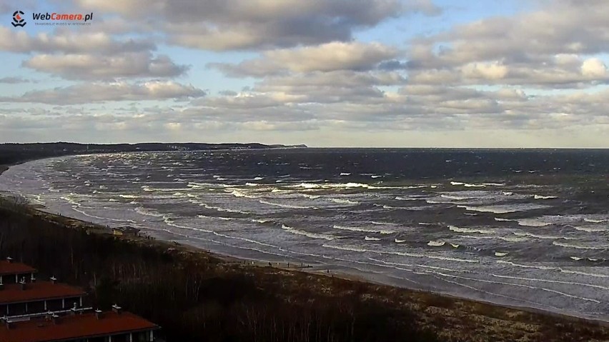 Sztorm spowodował, że ulice przy kanale portowym w Świnoujściu są zalane. Morze zabrało plażę [ZDJĘCIA]