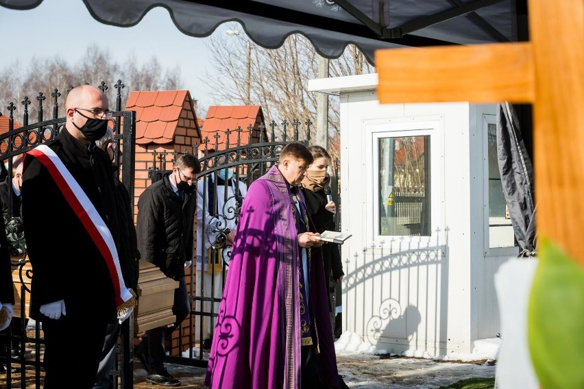 W sobotę (20 lutego) na cmentarzu w Osielsku rodzina,...