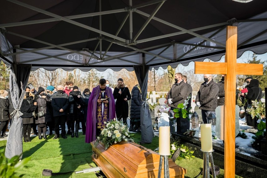 W sobotę (20 lutego) na cmentarzu w Osielsku rodzina,...