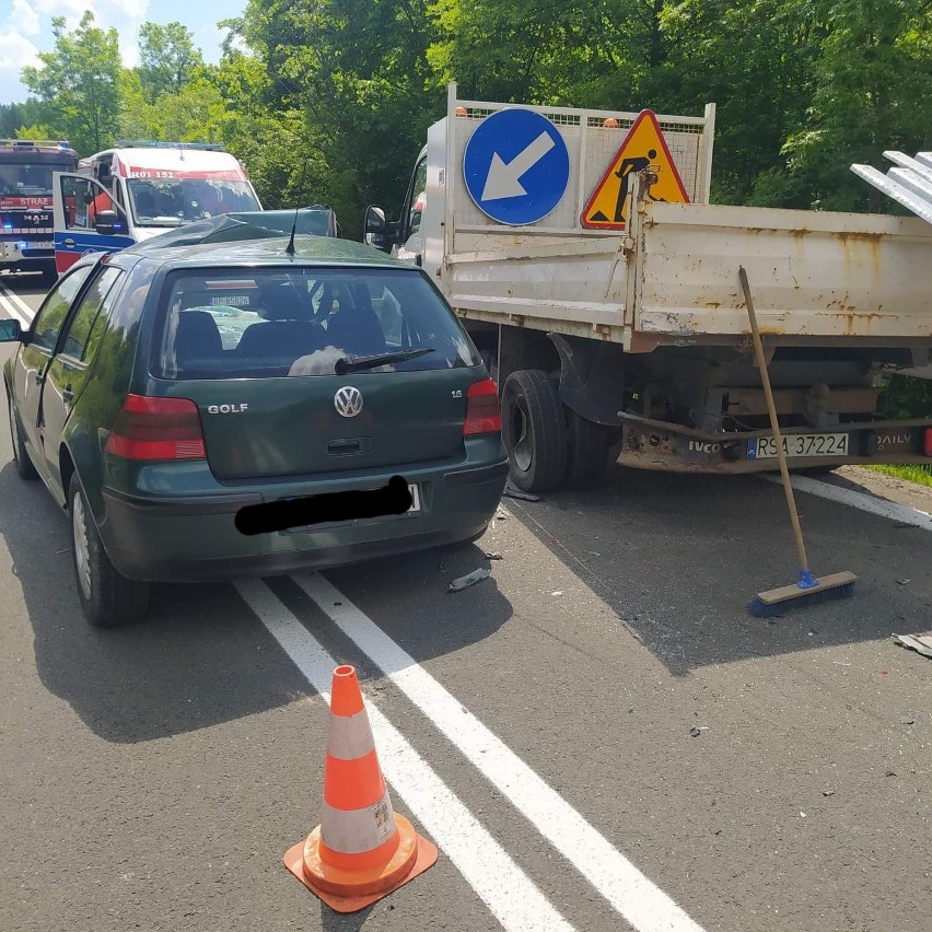 Wypadek w Kuźminie. Na DK nr 28 kierujacy golfem uderzył w samochód służby drogowej [ZDJĘCIA]