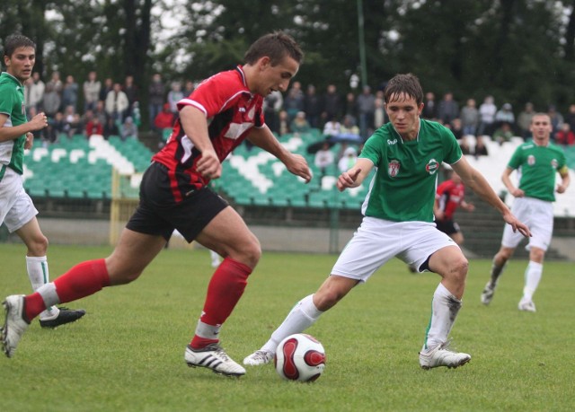 Piłkarze Radomiaka (w zielonych strojach) zagrają w niedzielę z Legionovią Legionowo.
