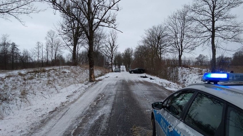 Siła uderzenia była tak silna, że auto odbiło się od drzewa...