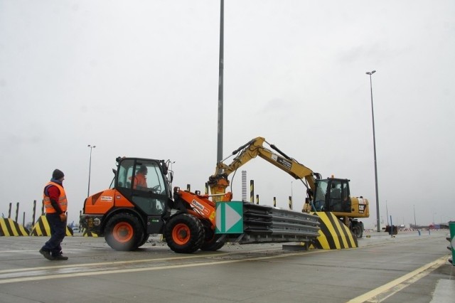 Ruszyła rozbiórka wysepek punktu poboru opłat Pruszków na autostradzie A2 pod Warszawą. Rozebranych zostanie siedem wysp segregacyjnych i wyremontowana nawierzchnia betonowa. Fot. GDDKiA